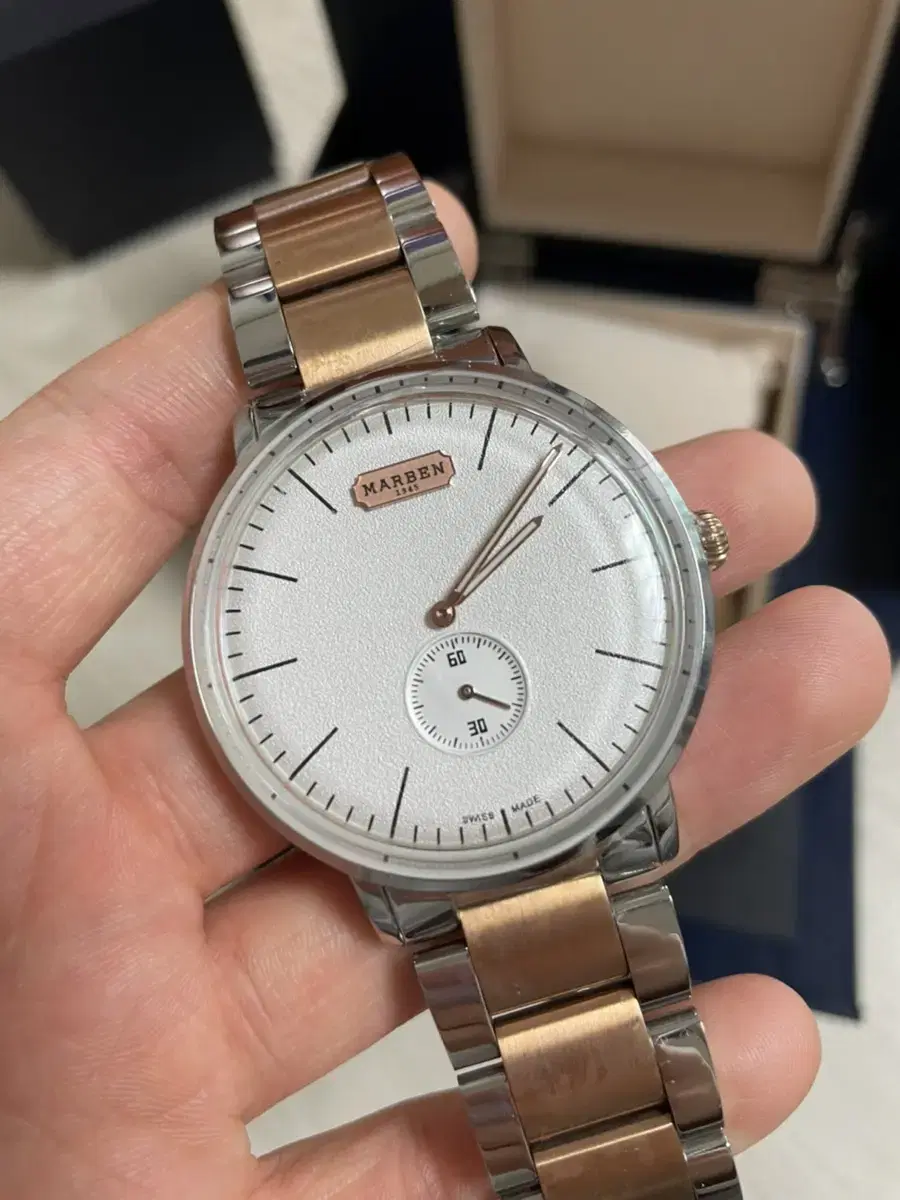 배우 김동욱 박형식 착용 꾸르베 메탈 남성시계 KURVE400-33